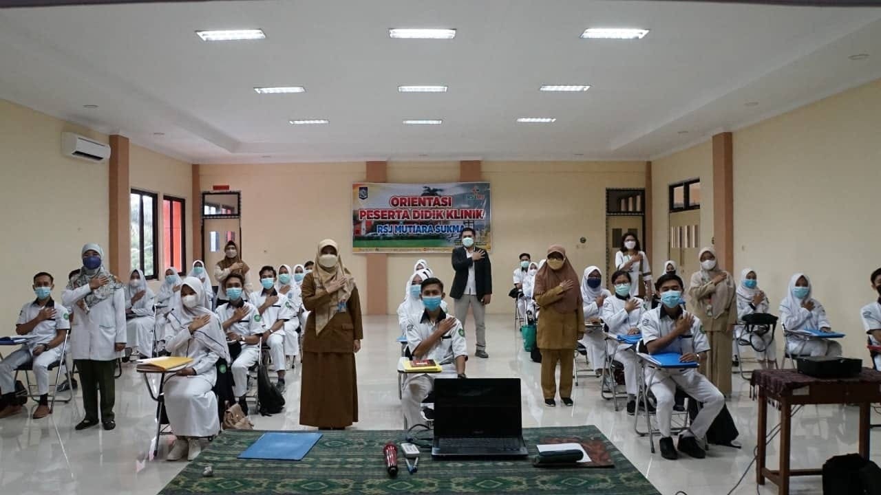 DIREKTUR RSJMS MENGAMBIL SUMPAH KERAHASIAAN REKAM MEDIK GELOMBANG III PESERTA DIDIK PROFESI NERS STIKES YARSI MATARAM